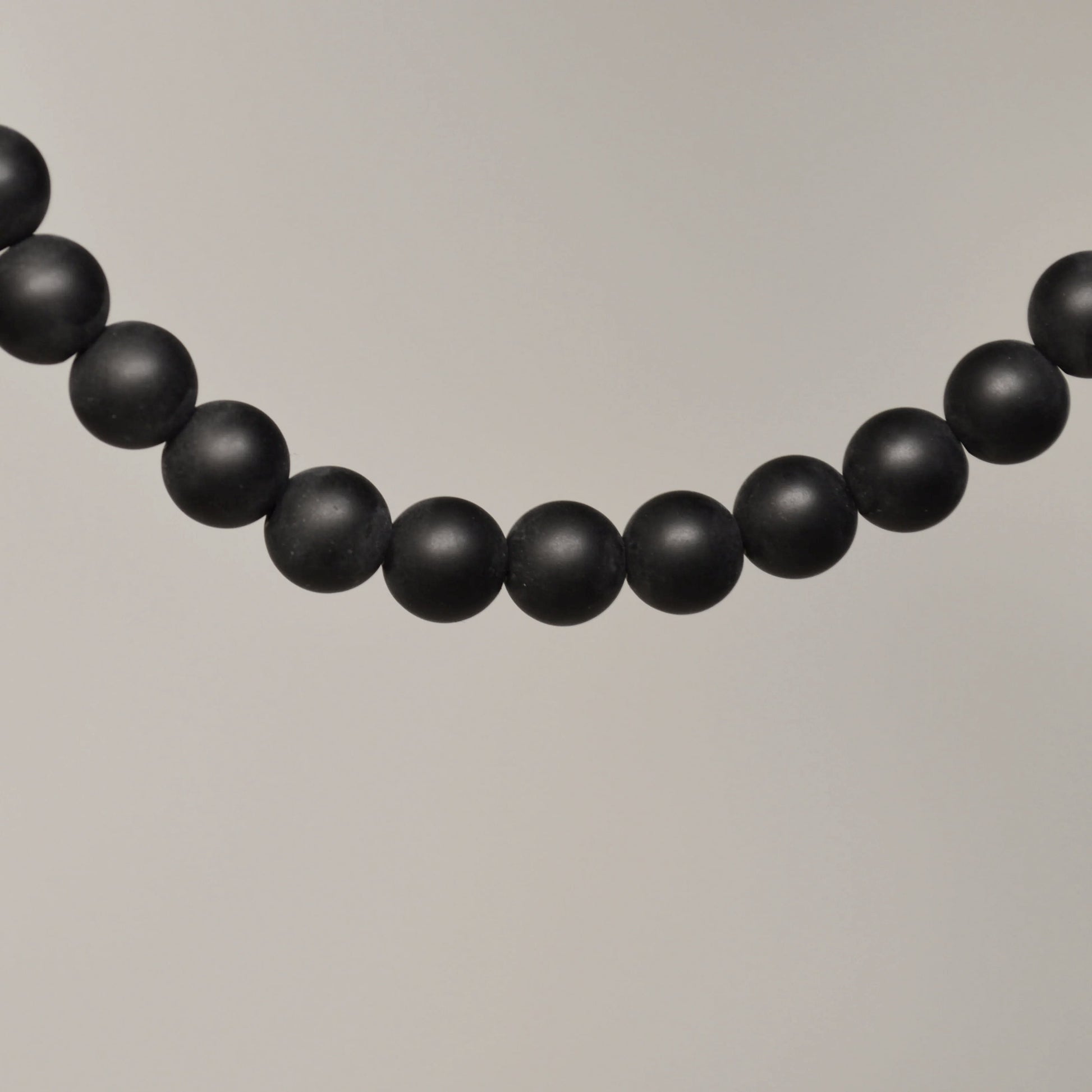 Echte Onyx Kette mit matten Kristallperlen – 45 cm Edelstein Halskette. Nahansicht.