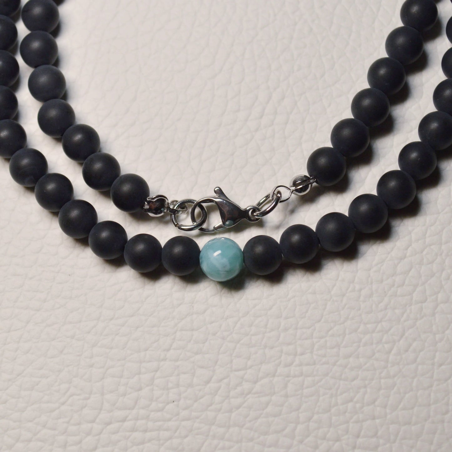 Echte Onyx Kette mit matten Kristallperlen und Larimar Perle– 45 cm Edelstein Halskette. Nahansicht.
