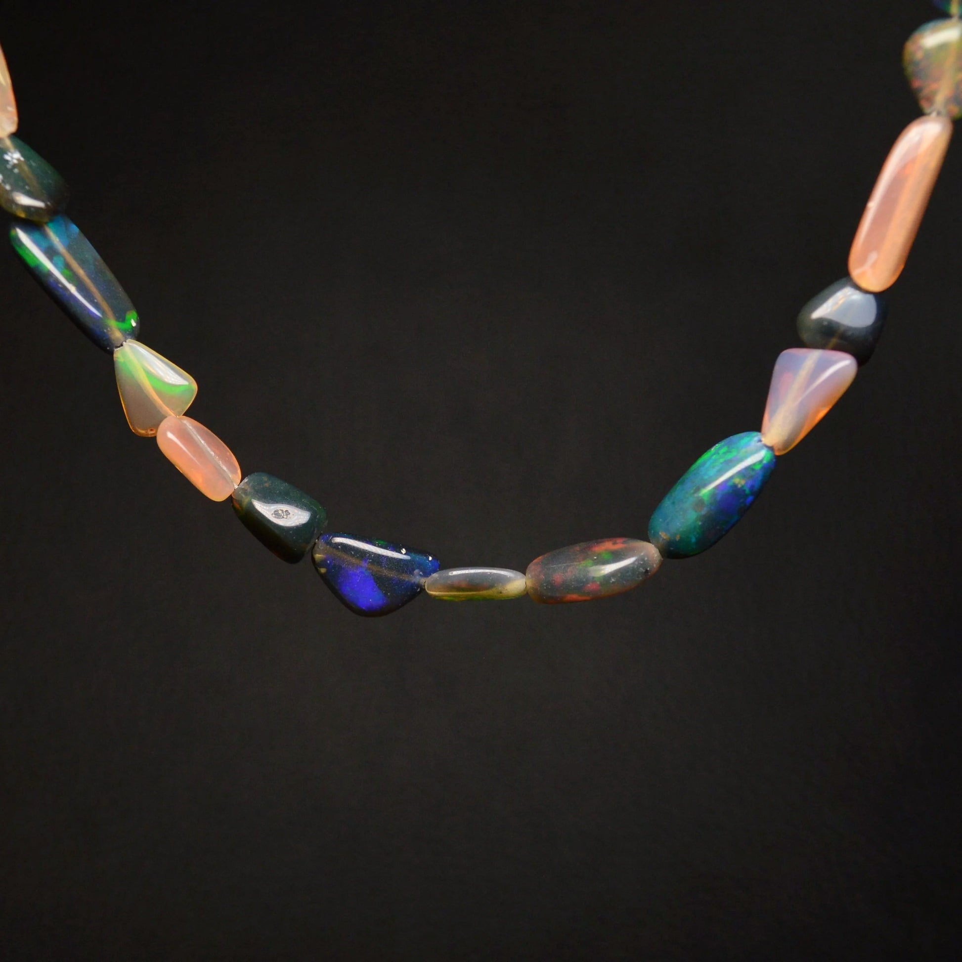 Echte Opal Nugget Kette mit natürlichen Farbspielen, handgefertigt und 45 cm lang – Schmuck von Natural Crystals.