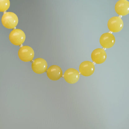 Echte Orangencalcit Kette mit klaren Kristallperlen – 45 cm Edelstein Halskette. Nahansicht.
