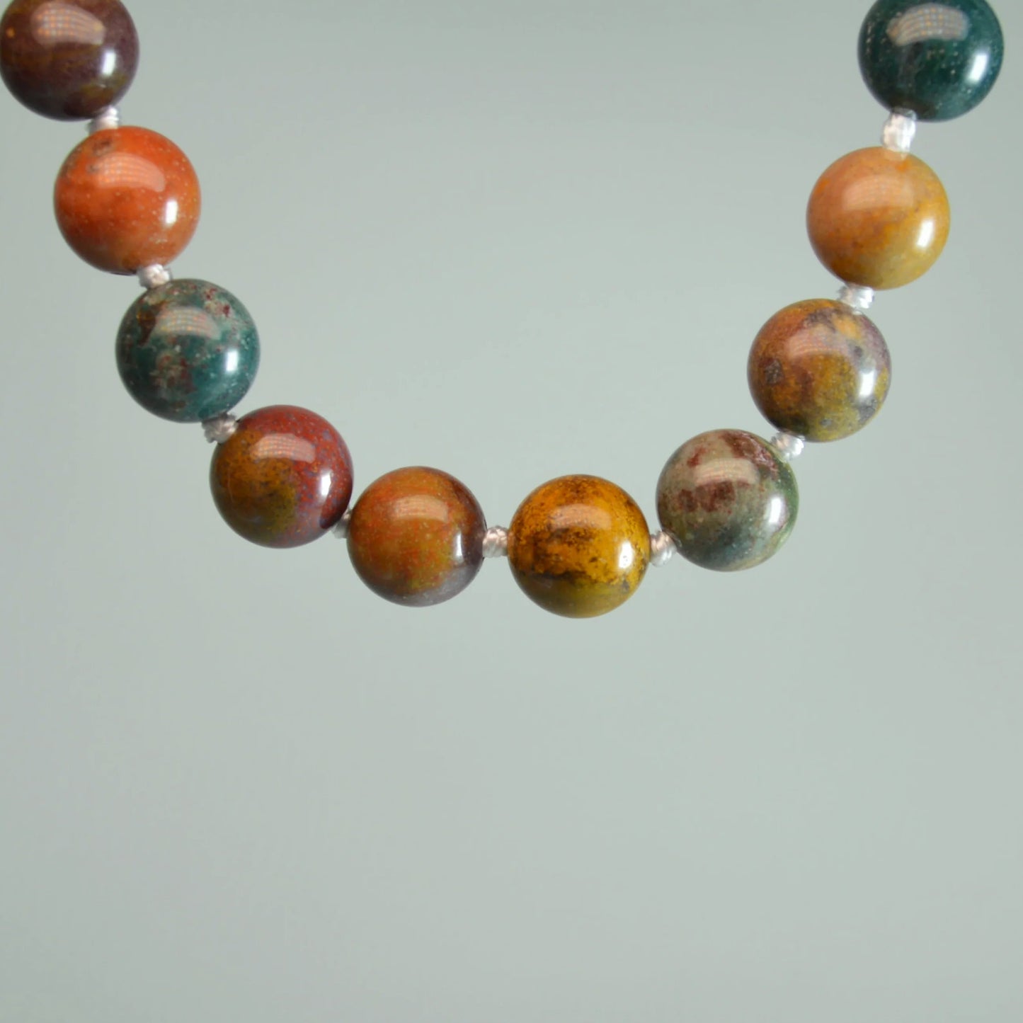 Echte Ozean Japis Kette mit 8mm Kristallperlen – 45 cm Edelstein Halskette. Nahansicht.