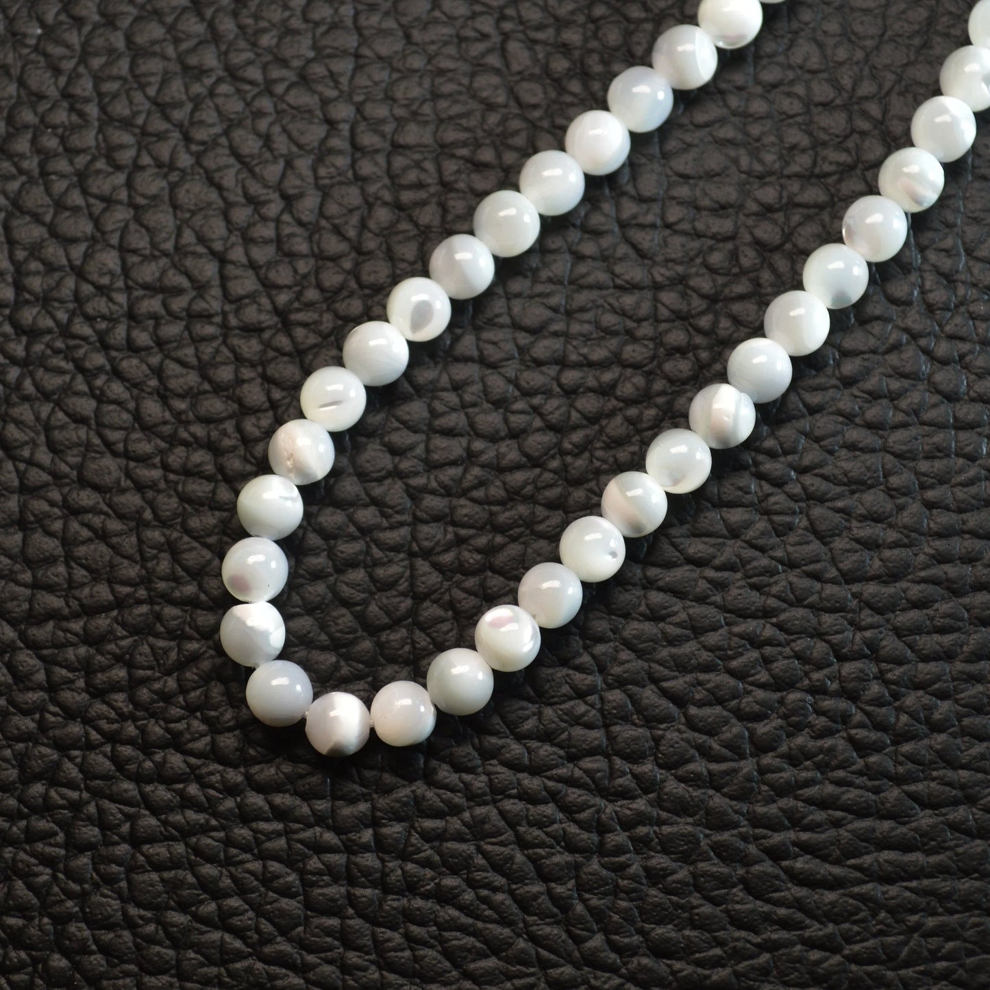 Echte Perlmutt Kette mit 4mm Perlen – 45 cm Halskette. Nahansicht.