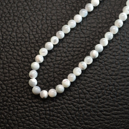 Echte Perlmutt Kette mit 4mm Perlen – 45 cm Halskette. Nahansicht.