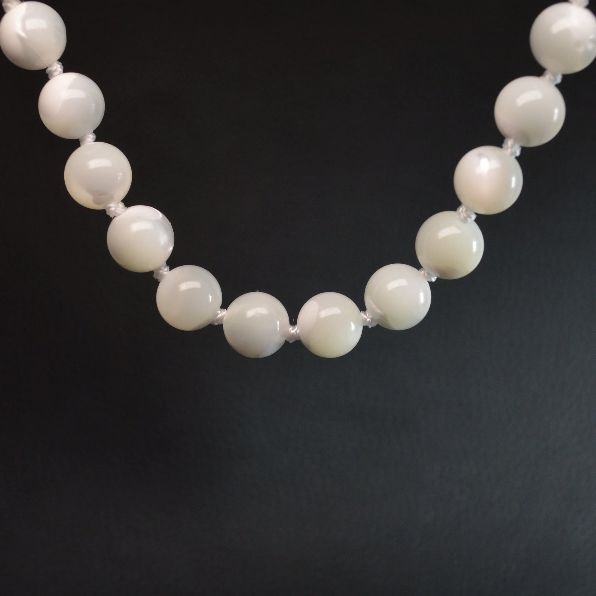 Echte Perlmutt Kette mit 8mm Perlen – 45 cm Halskette. Nahansicht.