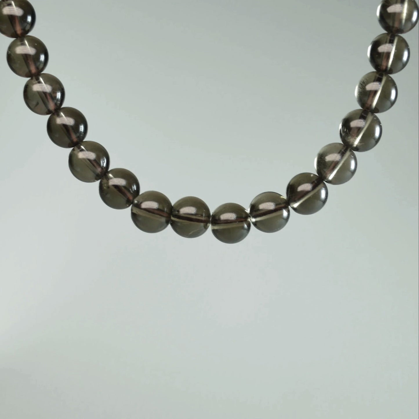 Echte Rauchquarz Kette mit klaren Kristallperlen – 45 cm Edelstein Halskette. Nahansicht.