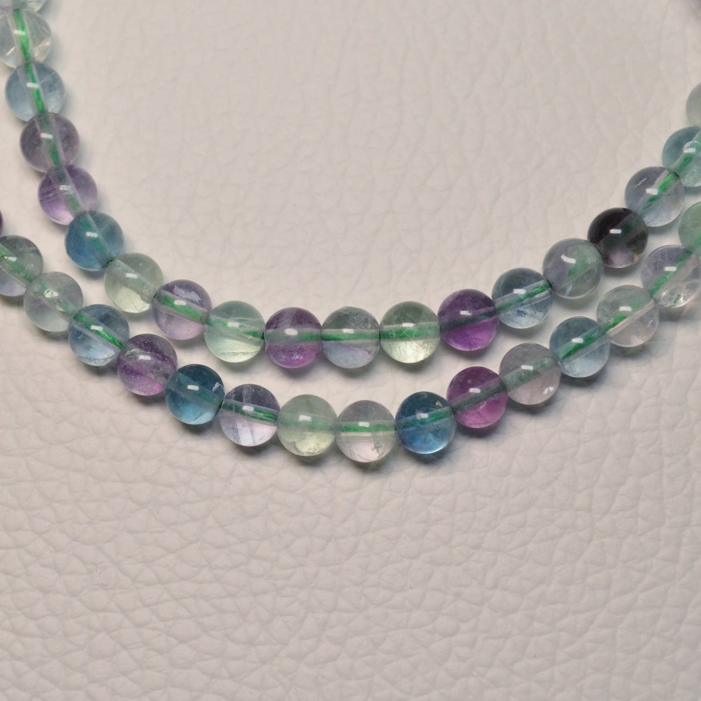 Echte Regenbogenfluorit Kette mit klaren, gesprungenen Kristallperlen – 45 cm Edelstein Halskette. Nahansicht.