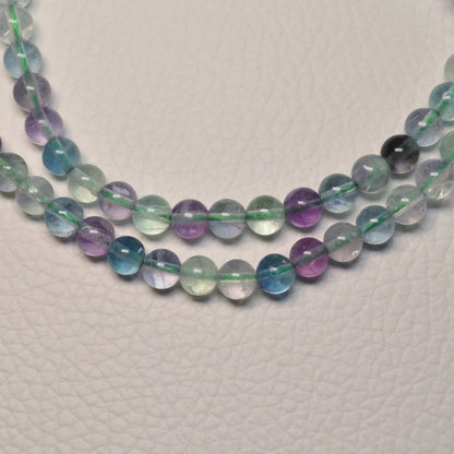 Echte Regenbogenfluorit Kette mit klaren, gesprungenen Kristallperlen – 45 cm Edelstein Halskette. Nahansicht.