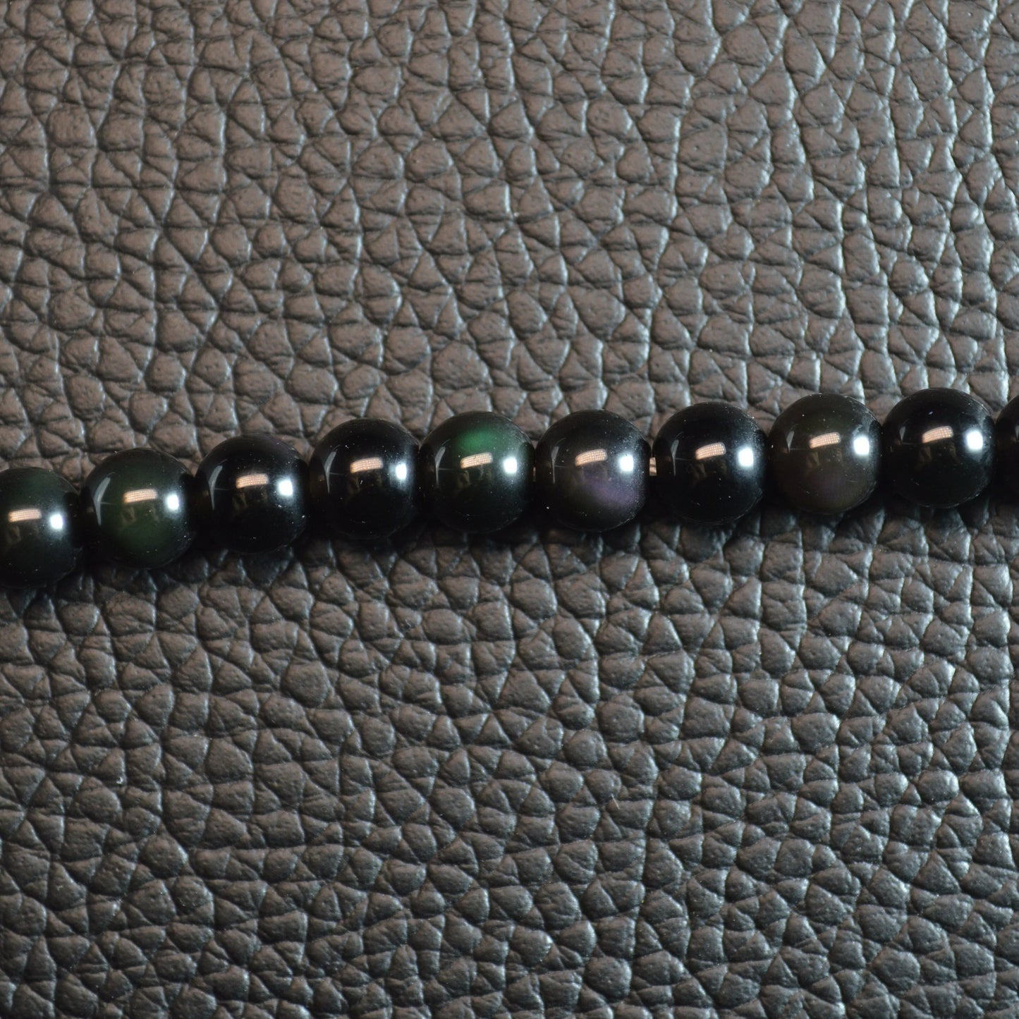 Echte Regenbogenobsidian Kette mit schillernden Kristallperlen – 45 cm Edelstein Halskette. Nahansicht.