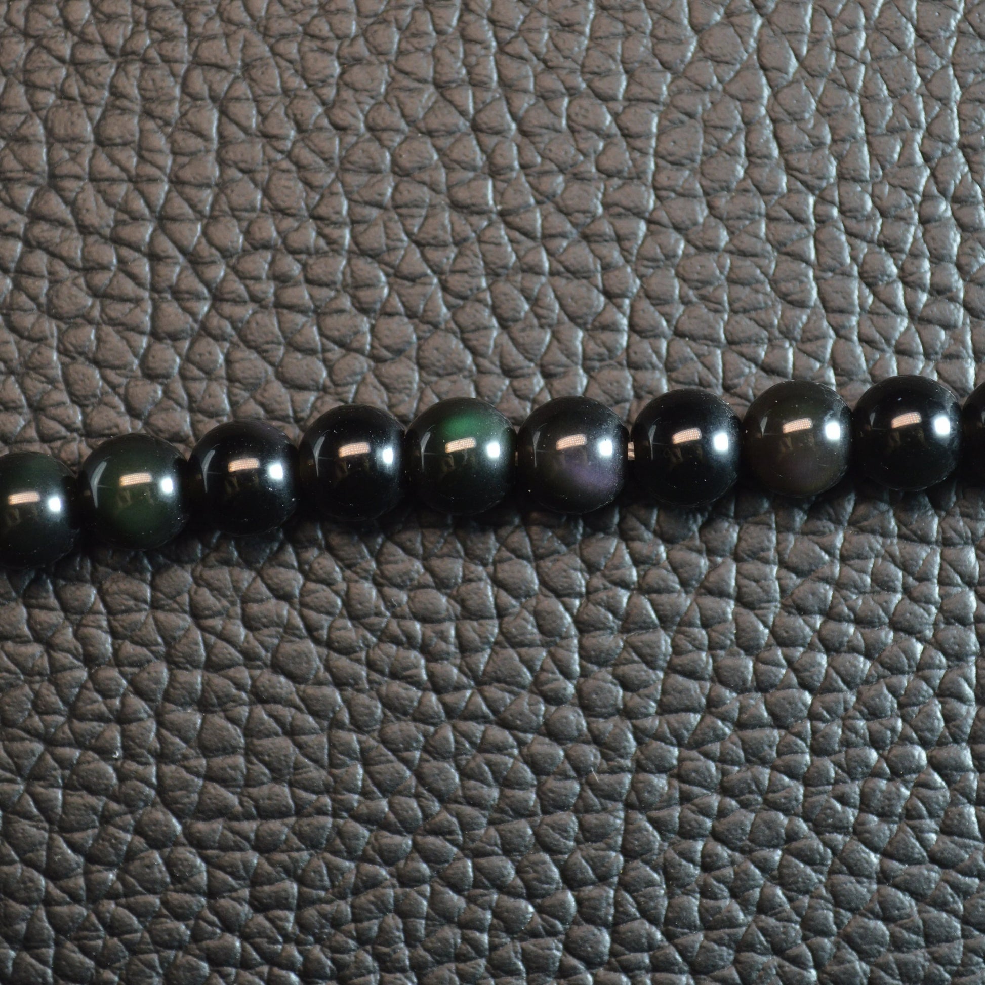 Echte Regenbogenobsidian Kette mit schillernden Kristallperlen – 45 cm Edelstein Halskette. Nahansicht.