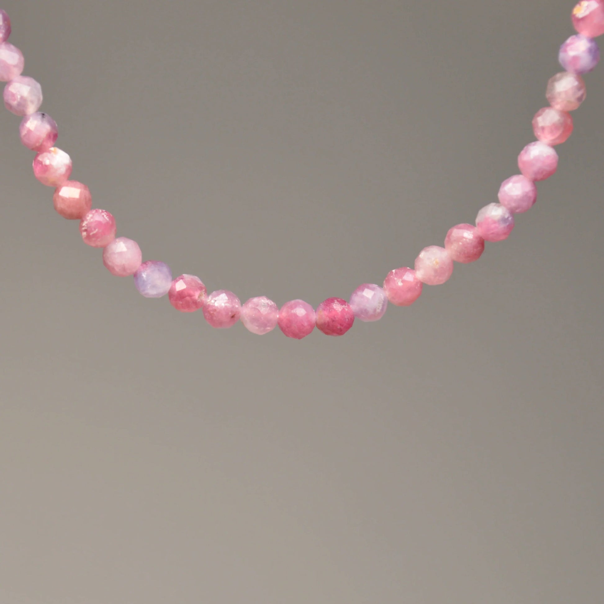 Echte Rubellit Turmalin Kette mit facettierten Kristallperlen – 45 cm Edelstein Halskette. Nahansicht.