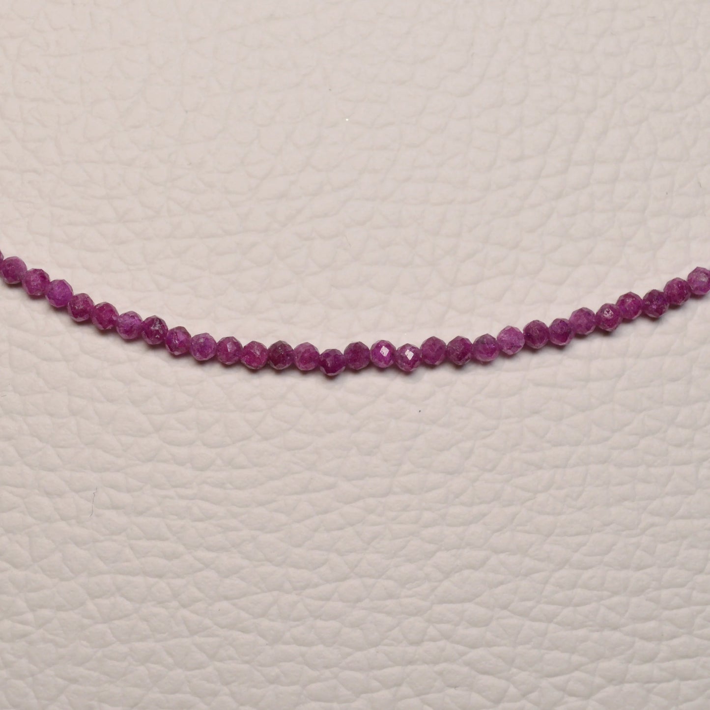 Echte Rubin Kette mit facettierten Kristallperlen – 45 cm Edelstein Halskette. Nahansicht.