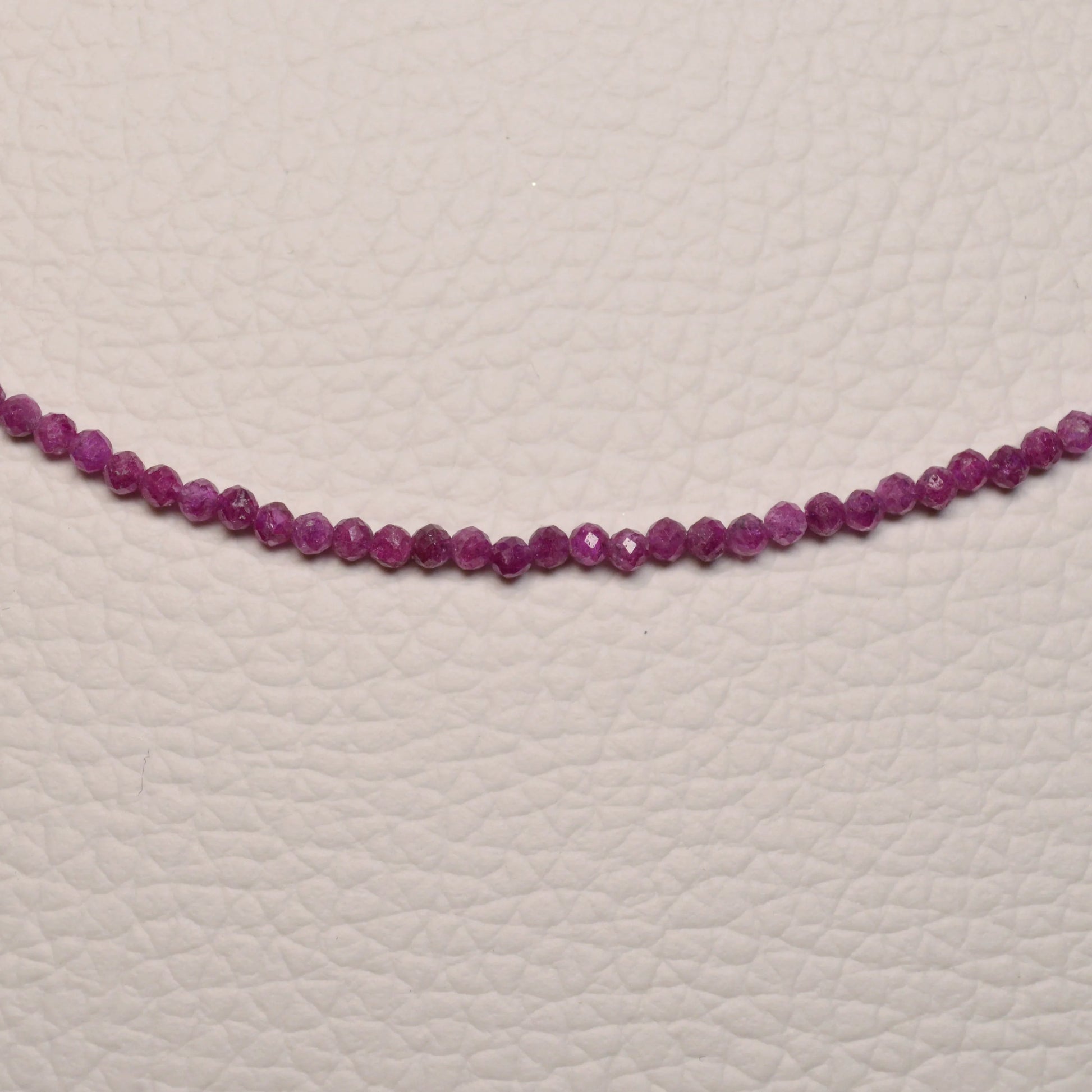 Echte Rubin Kette mit facettierten Kristallperlen – 45 cm Edelstein Halskette. Nahansicht.