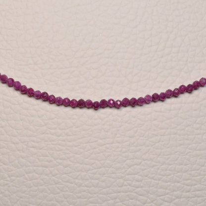 Echte Rubin Kette mit facettierten Kristallperlen – 45 cm Edelstein Halskette. Nahansicht.