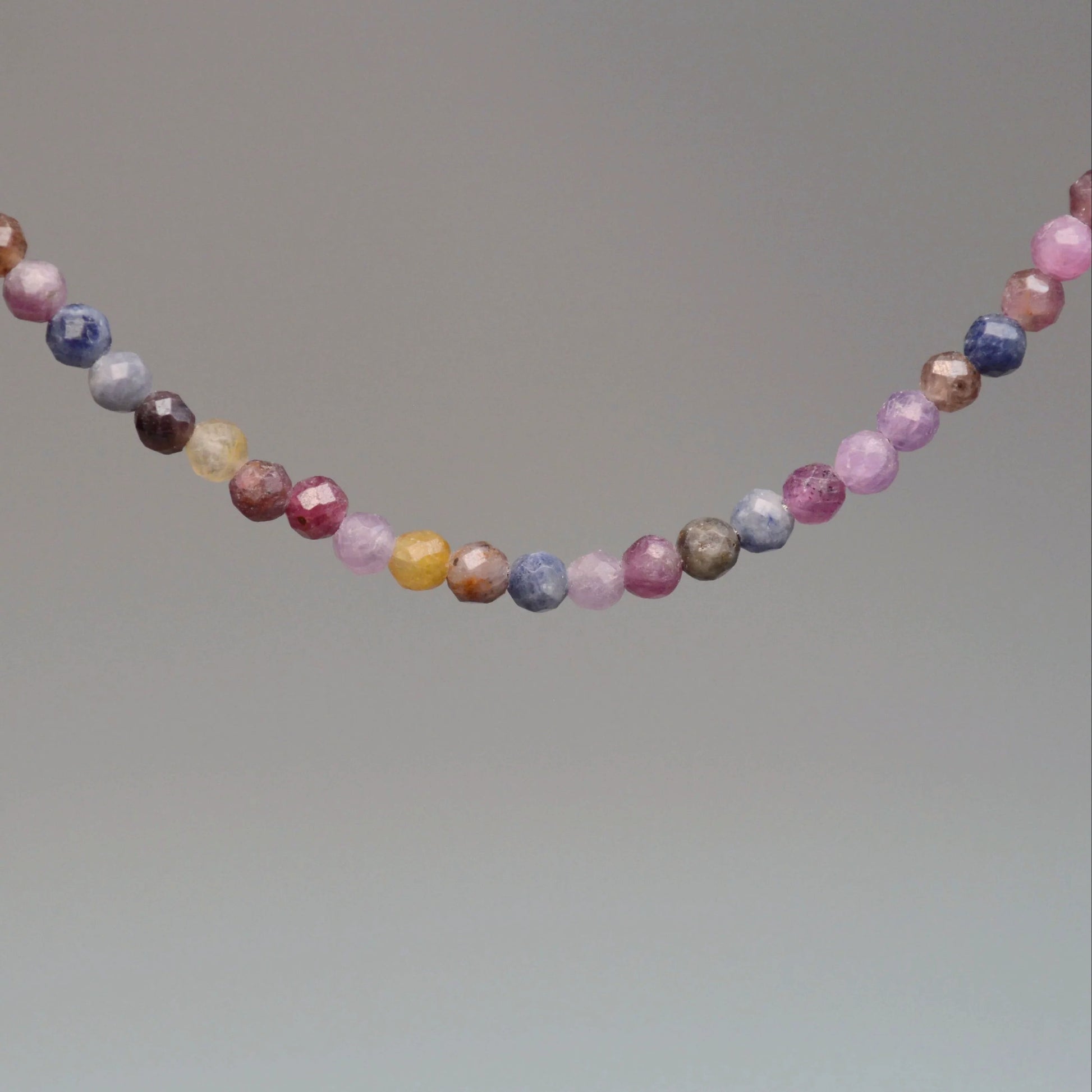 Echte Rubin Saphir Kette mit facettierten Kristallperlen – 45 cm Edelstein Halskette. Nahansicht.