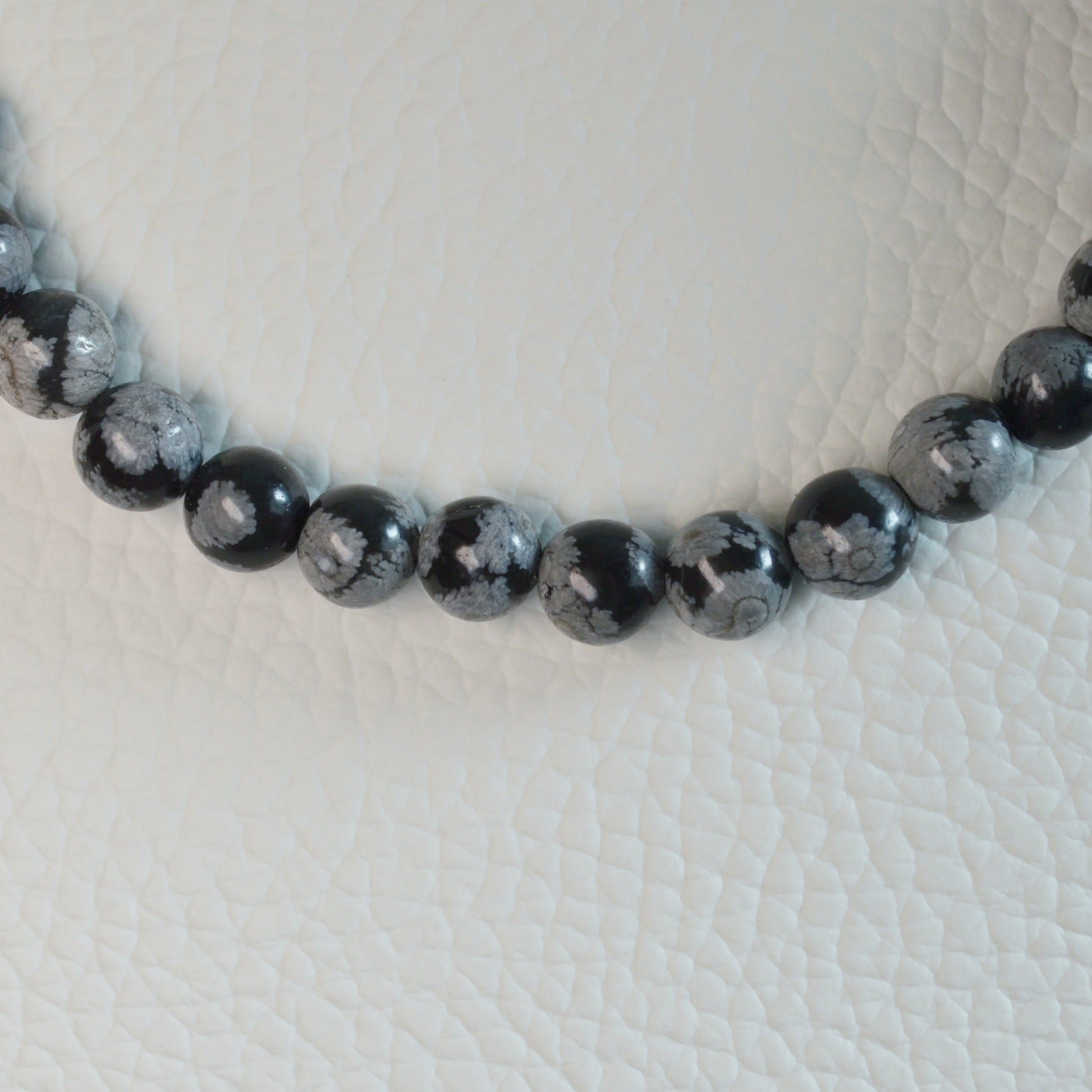 Echte Schneeflocken-Obsidian Kette 6mm Kristallperlen – 45 cm Edelstein Halskette. Nahansicht.