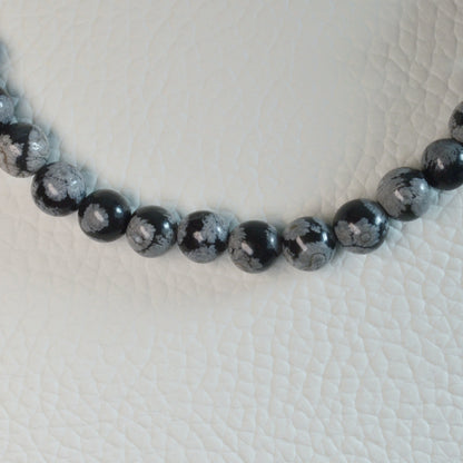 Echte Schneeflocken-Obsidian Kette 6mm Kristallperlen – 45 cm Edelstein Halskette. Nahansicht.