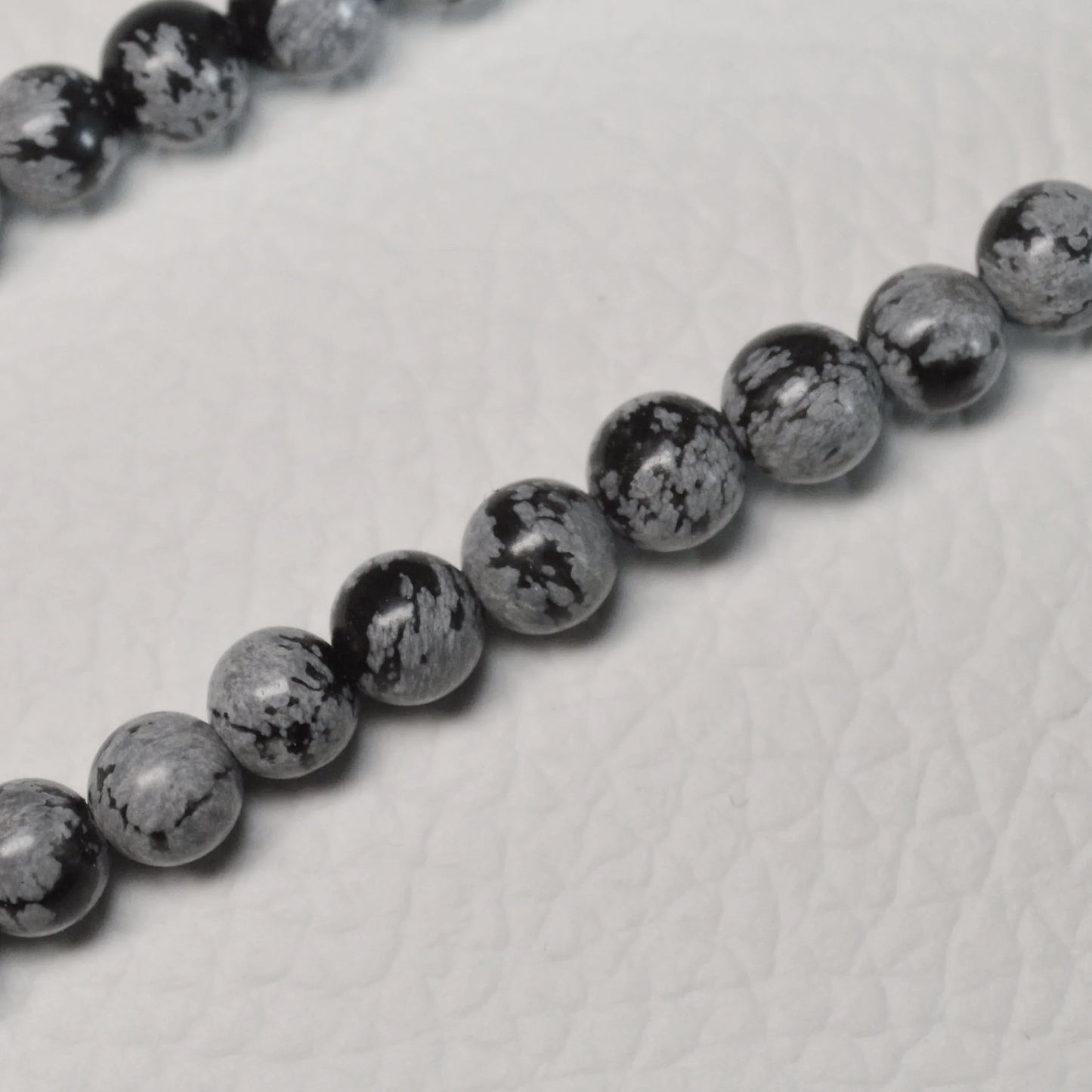 Echte Schneeflocken-Obsidian Kette 4mm Kristallperlen – 45 cm Edelstein Halskette. Nahansicht.