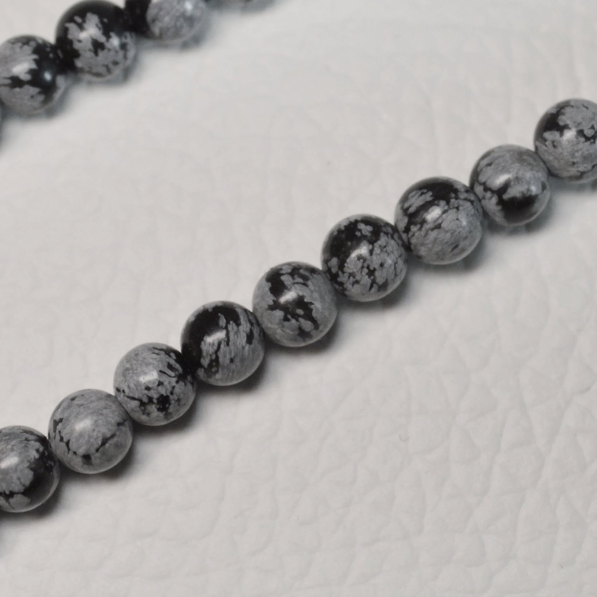 Echte Schneeflocken-Obsidian Kette 4mm Kristallperlen – 45 cm Edelstein Halskette. Nahansicht.