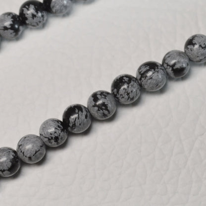 Echte Schneeflocken-Obsidian Kette 4mm Kristallperlen – 45 cm Edelstein Halskette. Nahansicht.