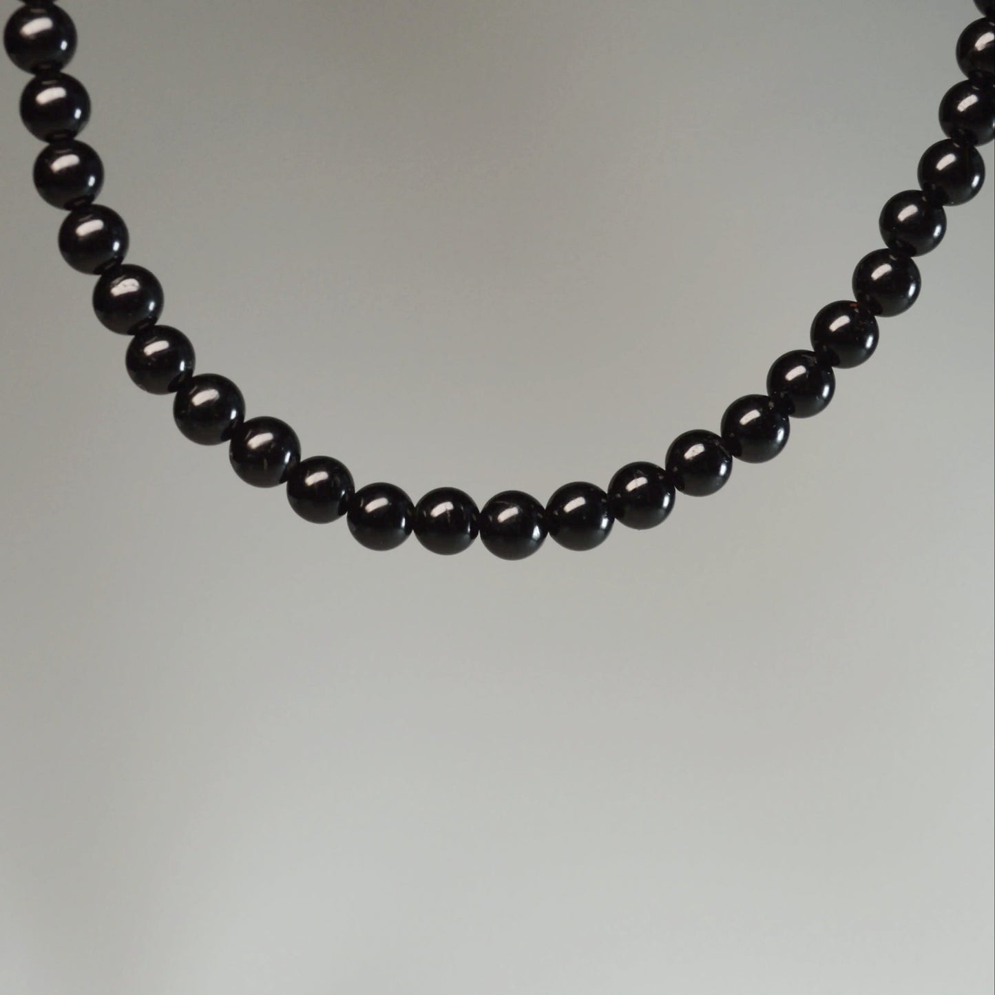 Echte Schörl-Turmalin Kette mit  Kristallperlen – 45 cm Edelstein Halskette. Nahansicht.
