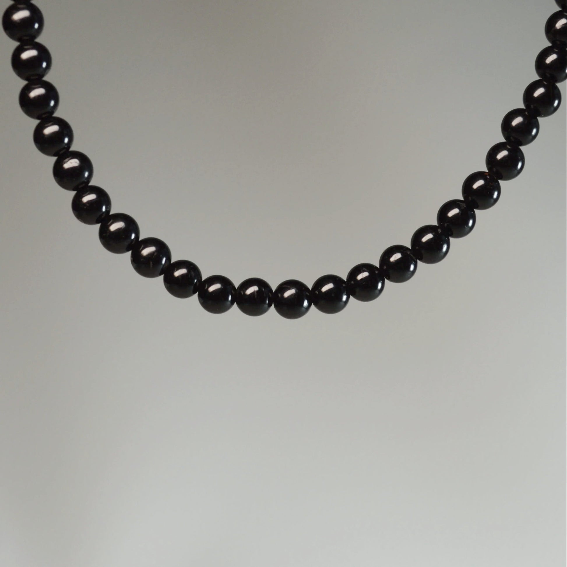 Echte Schörl-Turmalin Kette mit  Kristallperlen – 45 cm Edelstein Halskette. Nahansicht.