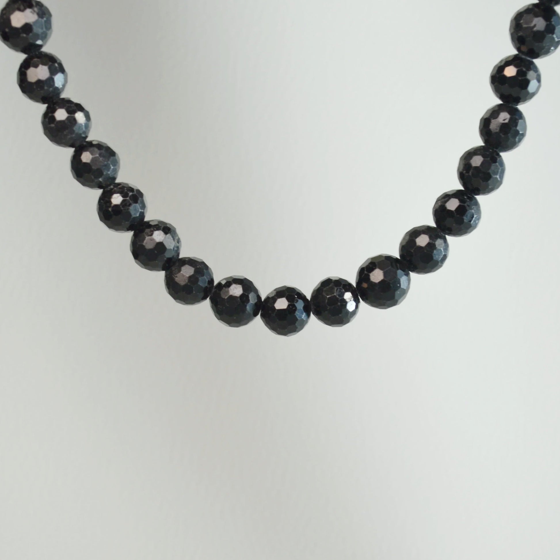Echte Schörl Turmalin Kette mit facettierten Kristallperlen – 45 cm Edelstein Halskette. Nahansicht.