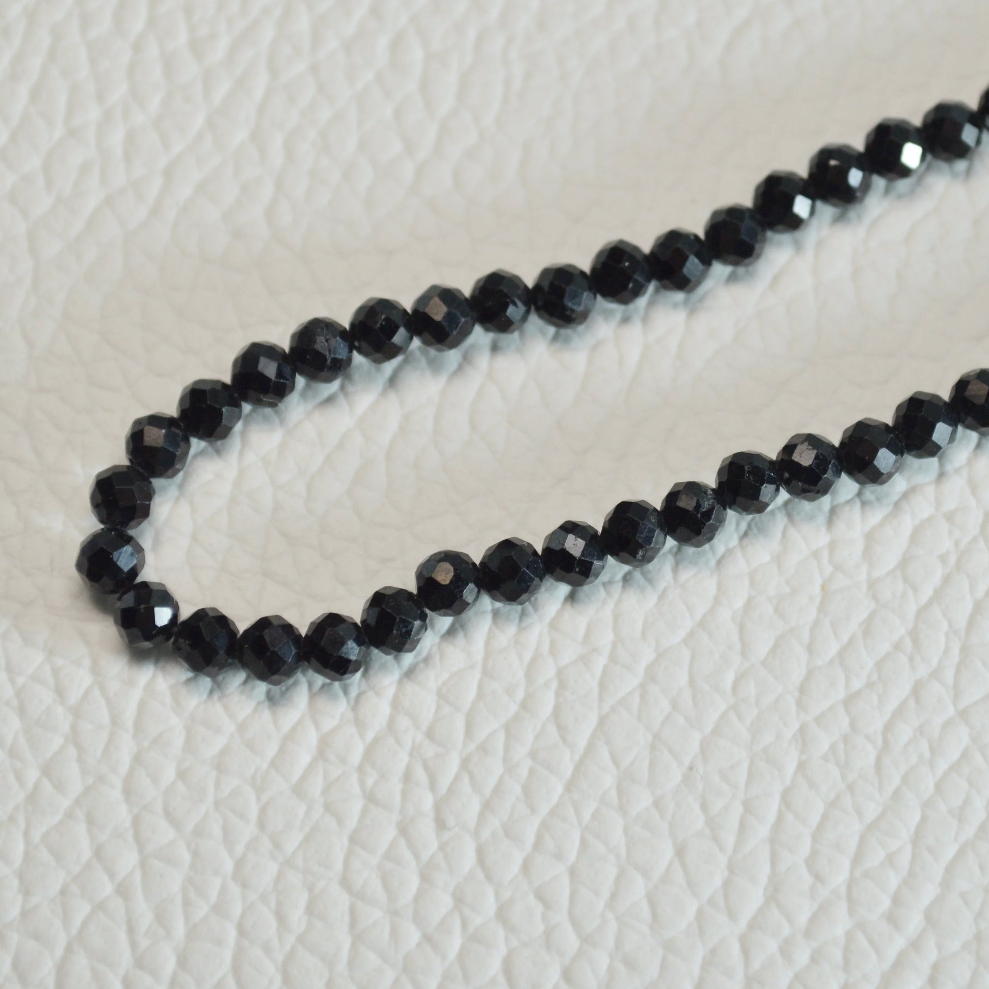 Echte Schörl Turmalin Kette mit facettierten Kristallperlen – 45 cm Edelstein Halskette. Nahansicht.