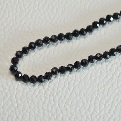 Echte Schörl Turmalin Kette mit facettierten Kristallperlen – 45 cm Edelstein Halskette. Nahansicht.