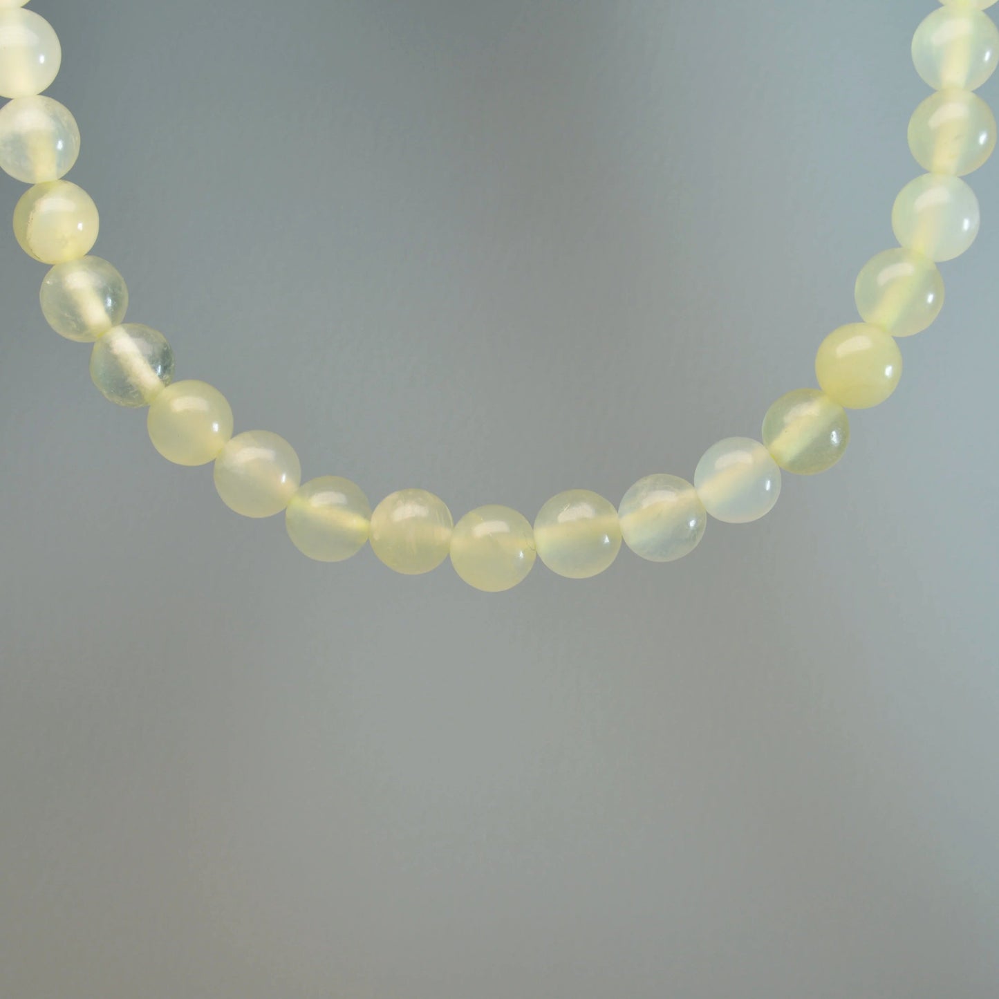 Echte Serpentin Kette mit 6mm Kristallperlen – 45 cm Edelstein Halskette. Nahansicht.