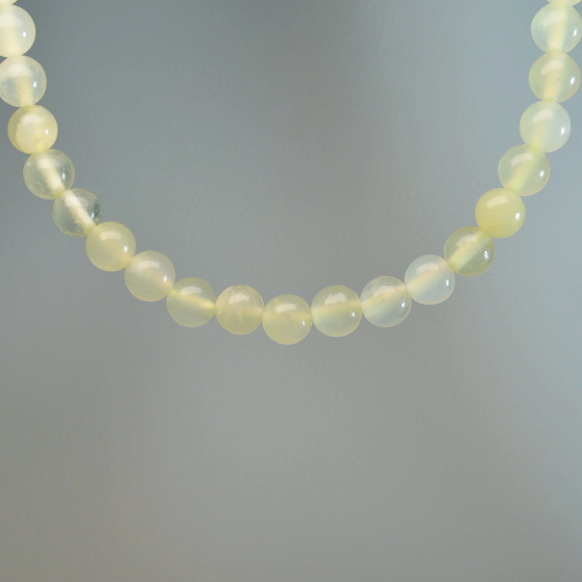 Echte Serpentin Kette mit 6mm Kristallperlen – 45 cm Edelstein Halskette. Nahansicht.
