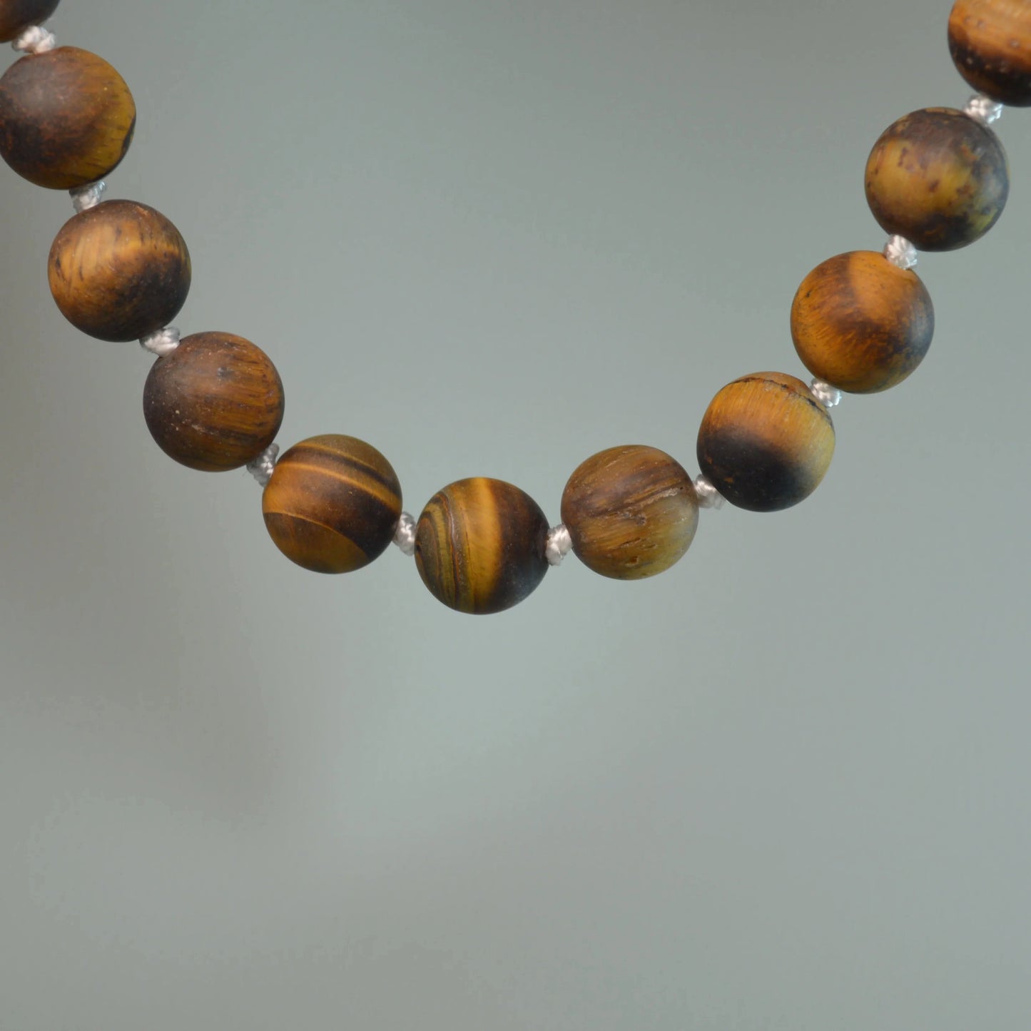 Echte Tigerauge Kette mit matten Kristallperlen – 45 cm Edelstein Halskette. Nahansicht.