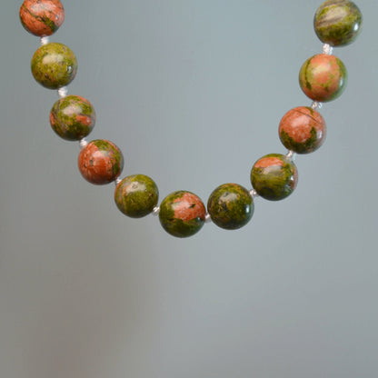 Echte Unakit Kette mit klaren Kristallperlen – 60 cm Edelstein Halskette. Nahansicht.