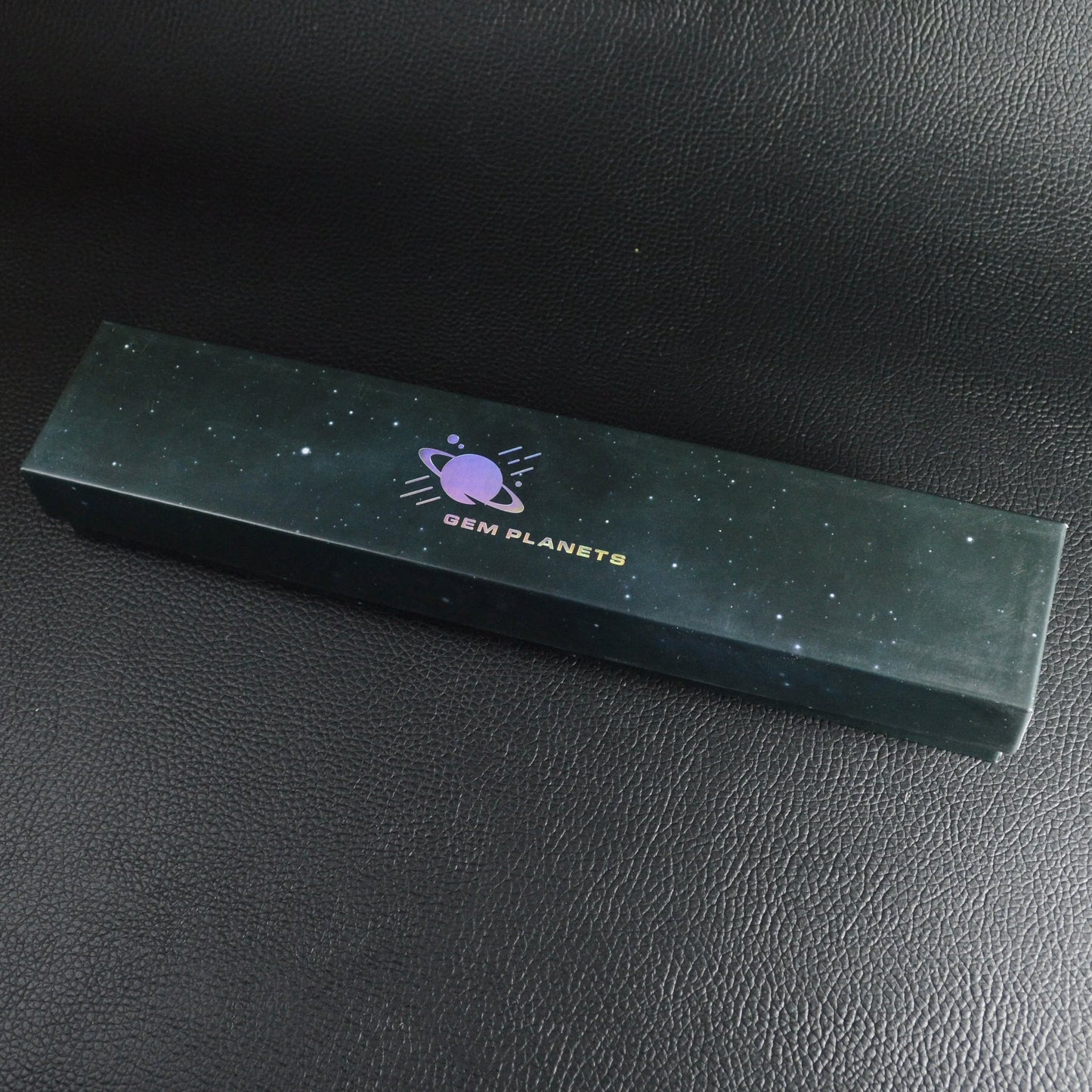 Geschlossene Ansicht der Edelstein Planeten Geschenkbox mit 8 Naturstein Kugeln.