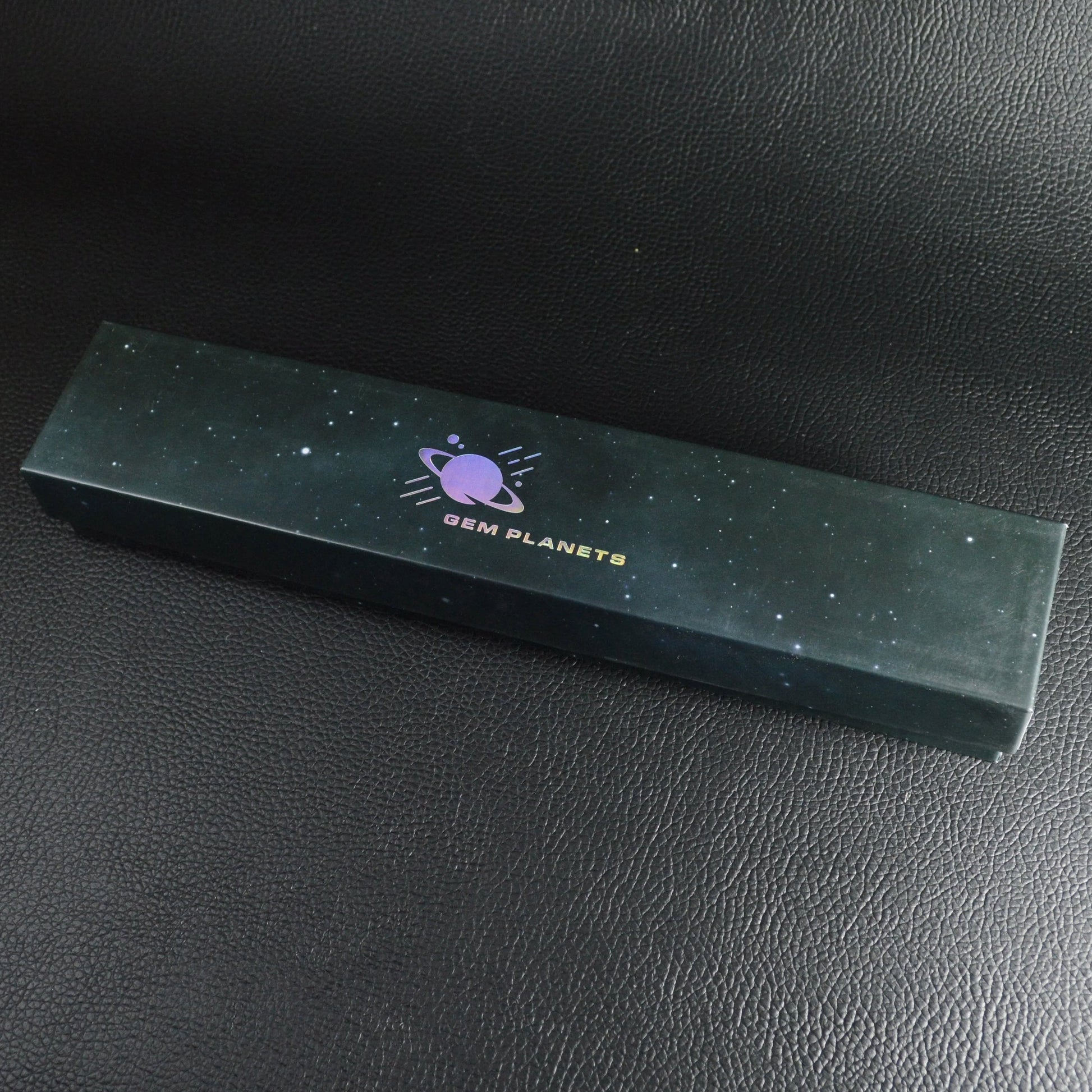 Geschlossene Ansicht der Edelstein Planeten Geschenkbox mit 8 Naturstein Kugeln.