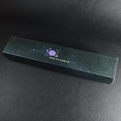 Geschlossene Ansicht der Edelstein Planeten Geschenkbox mit 8 Naturstein Kugeln.