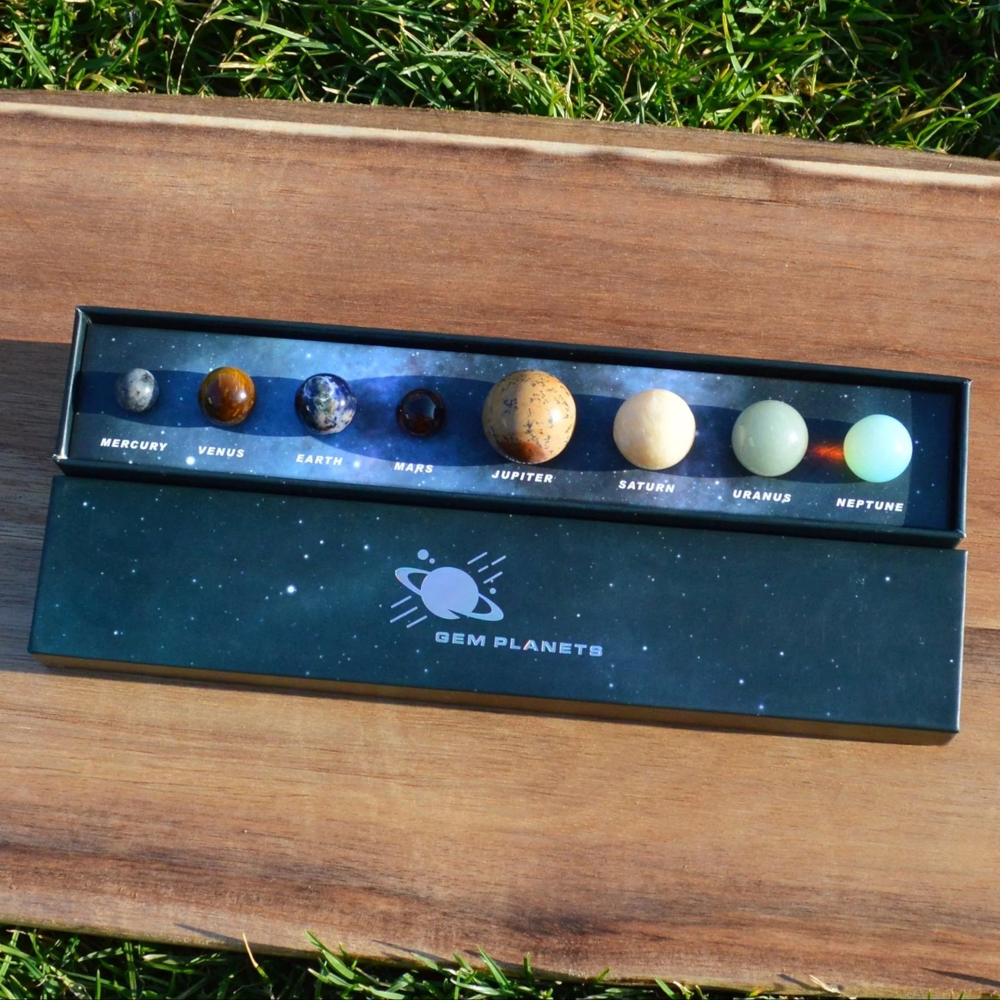 Edelstein Planeten Set mit 8 Naturstein Kugeln – natürliche Produktansicht.