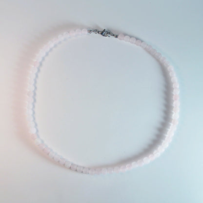 Edle Rosenquarz Halskette mit matten Natursteinperlen – feiner rosa Edelsteinschmuck, perfekt als Geschenk. Gesamtansicht.