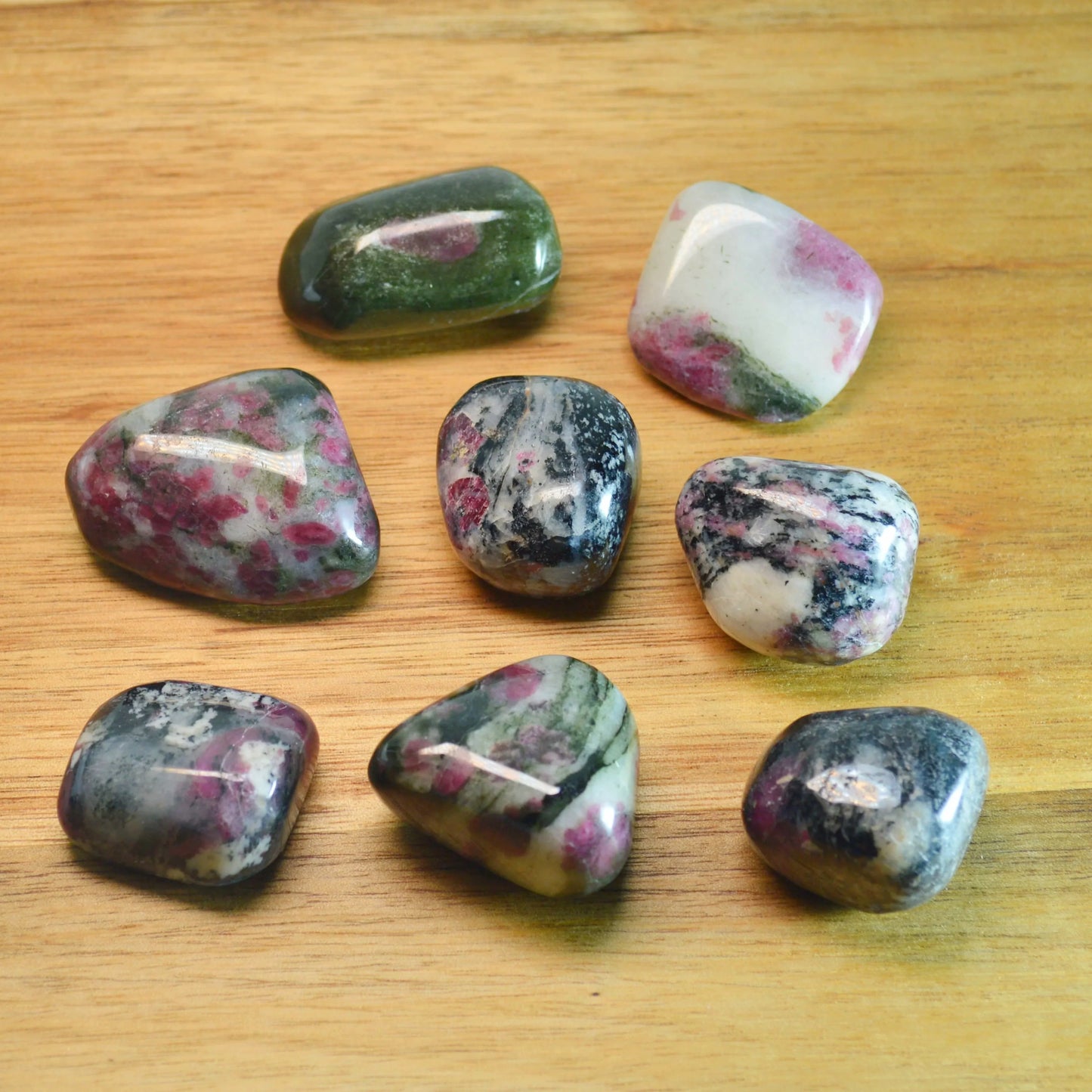 Eudialyt in Matrix Trommelstein