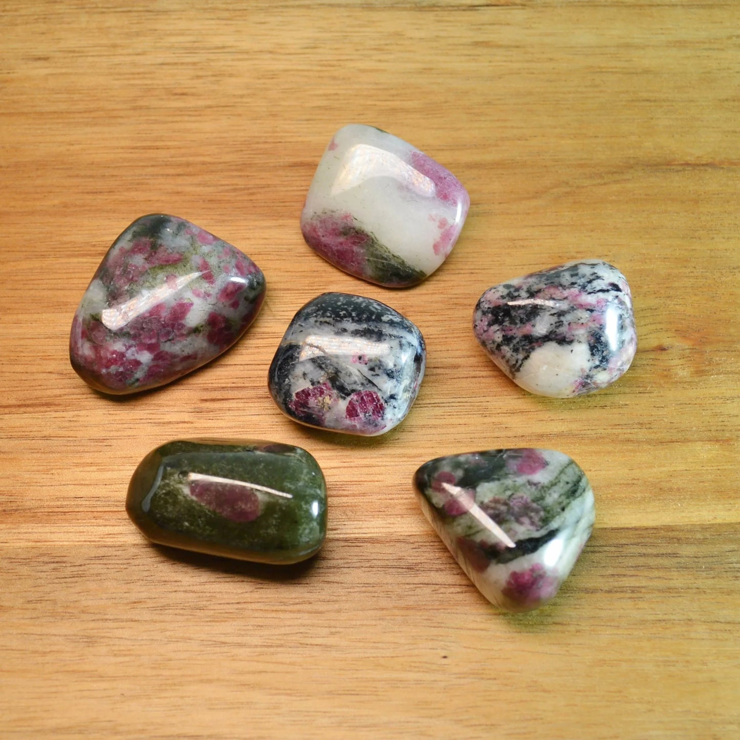 Eudialyt in Matrix Trommelstein