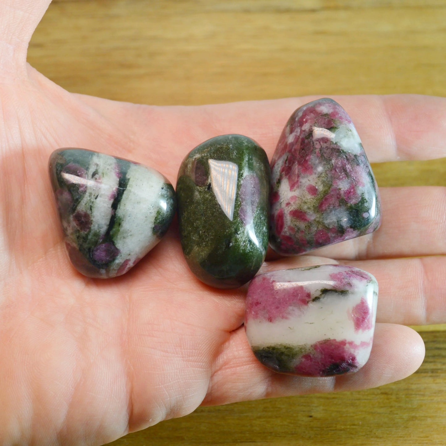 Eudialyt in Matrix Trommelstein