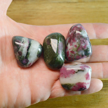 Eudialyt in Matrix Trommelstein