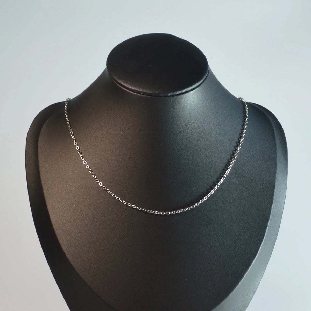 Edelstahl-Forcat-Kette Silber, 45 + 5 cm, auf Büste, Vorderansicht – verstellbar und ideal kombinierbar mit unseren Anhängern.