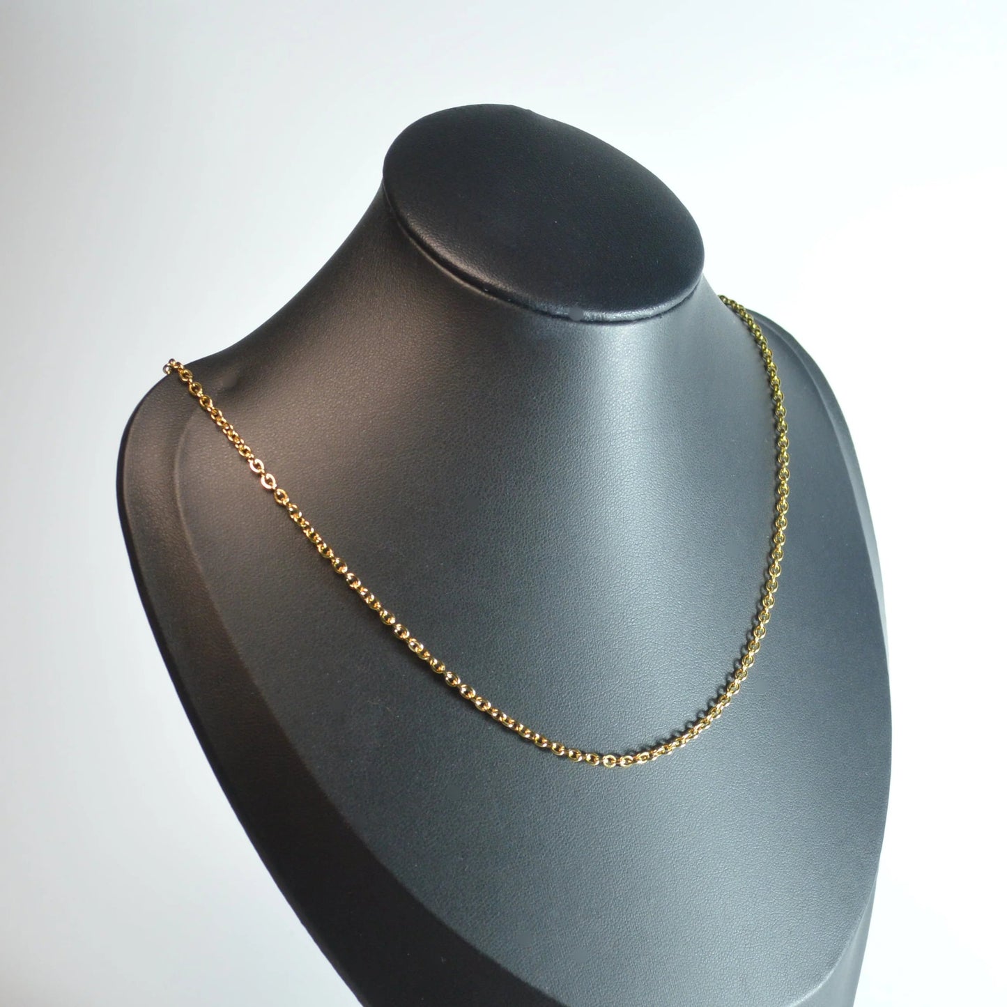 Edelstahl-Forcat-Kette Gold, 50 + 5 cm, seitliche Ansicht auf Büste – langlebig, elegant und verstellbar.