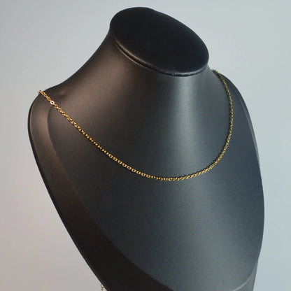 Edelstahl-Forcat-Kette Gold, 45 + 5 cm, seitliche Ansicht auf Büste – langlebig, elegant und verstellbar.