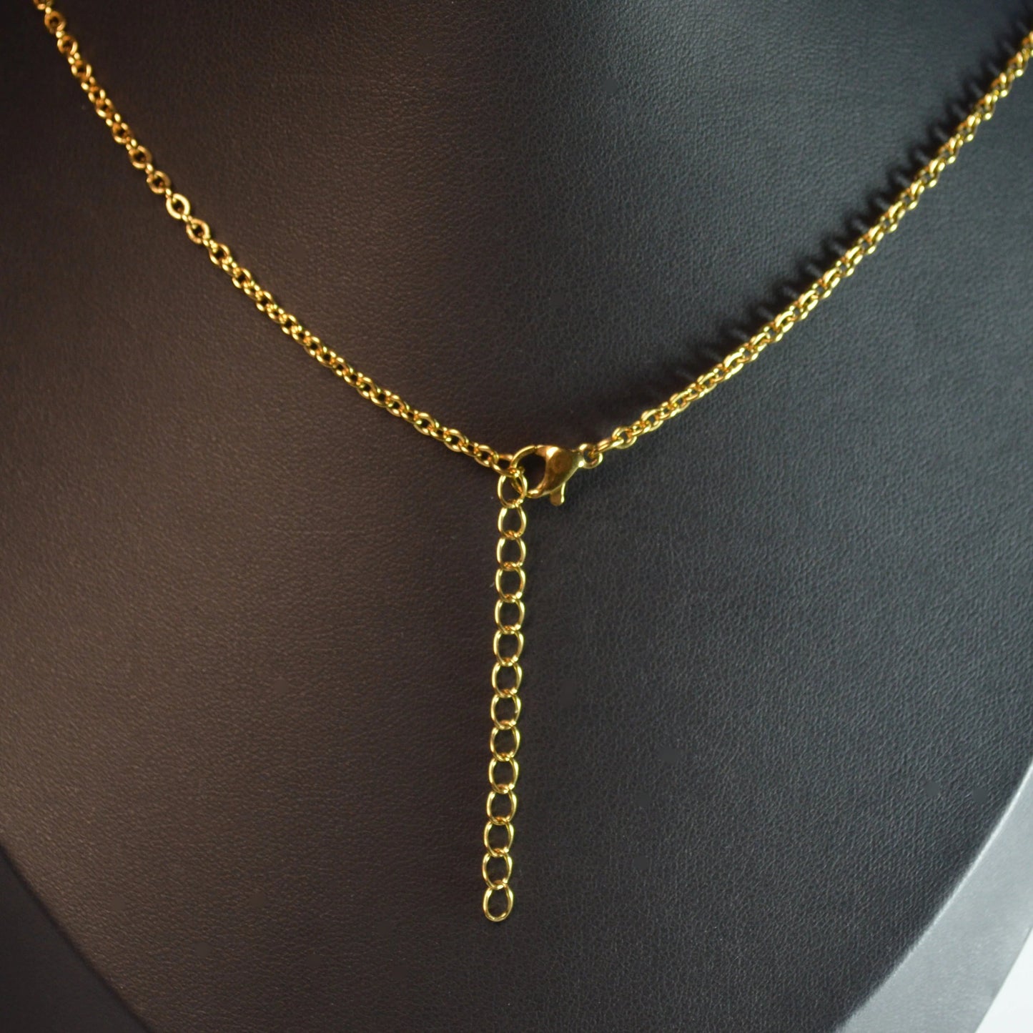 Karabiner-Verschluss der Edelstahl-Forcat-Kette Gold, 50 + 5 cm – stabil, einfach zu öffnen und zu schließen.