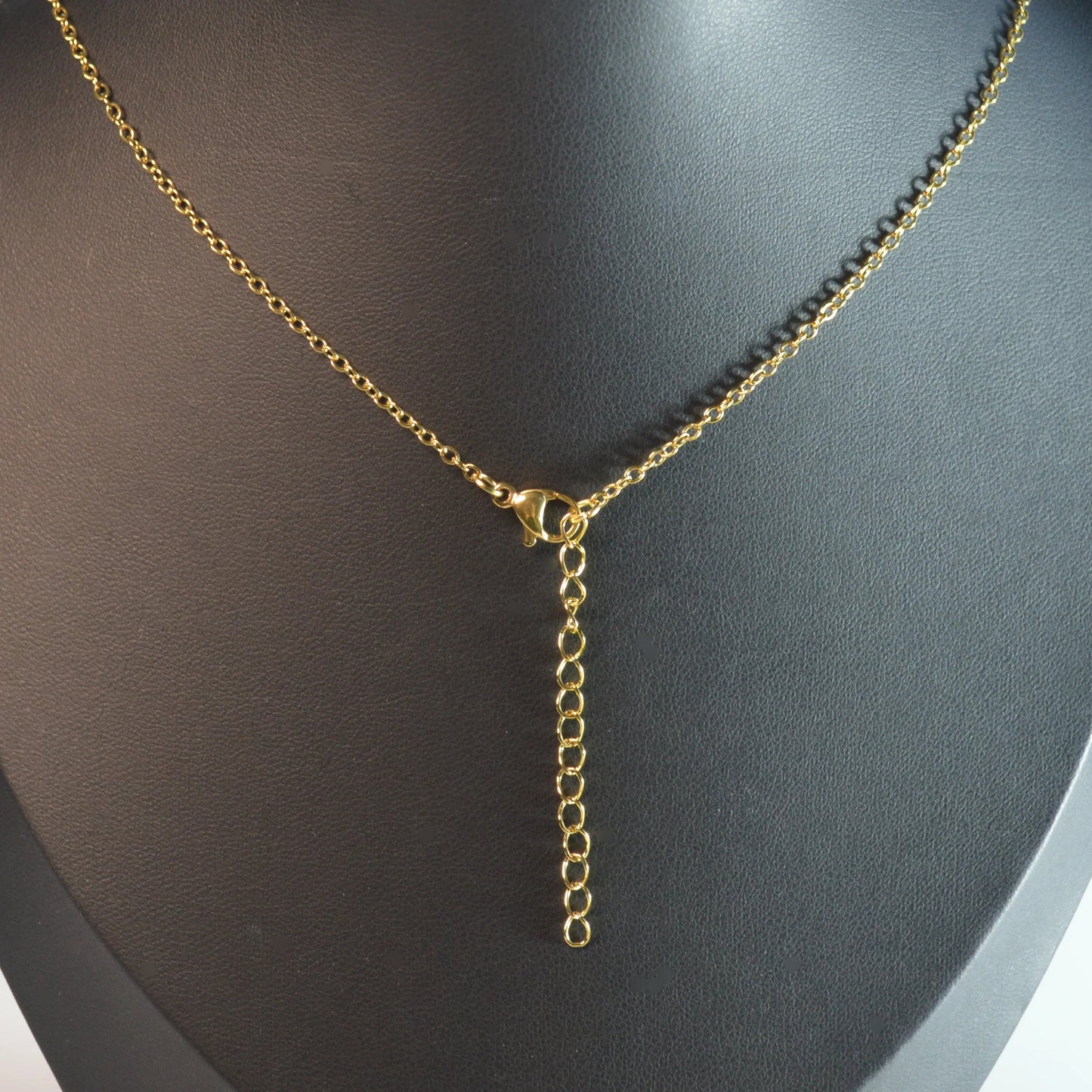 Karabiner-Verschluss der Edelstahl-Forcat-Kette Gold, 45 + 5 cm – stabil, einfach zu öffnen und zu schließen.