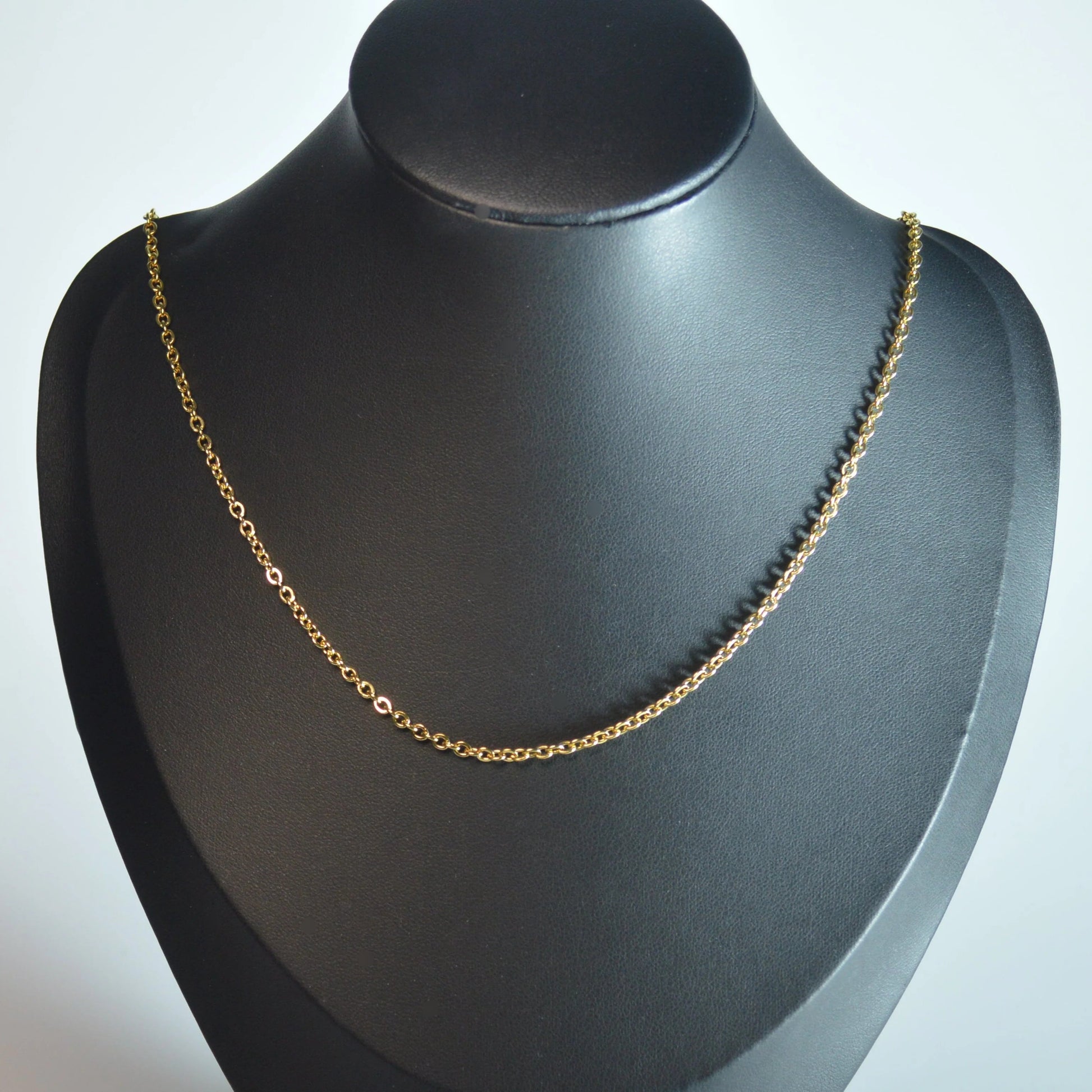 Edelstahl-Forcat-Kette Gold, 50+ 5 cm, auf Büste, Vorderansicht – verstellbar und perfekt kombinierbar mit unseren Anhängern.