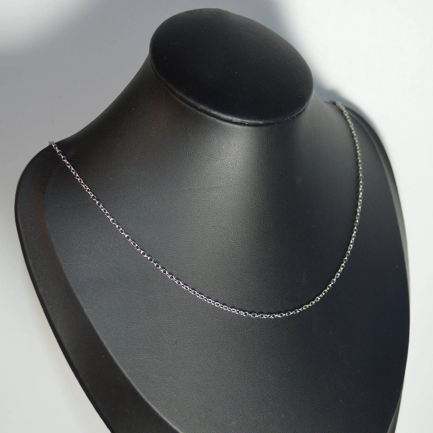 Edelstahl-Forcat-Kette Silber, 50 + 5 cm, seitliche Ansicht auf Büste – elegant, langlebig und verstellbar.