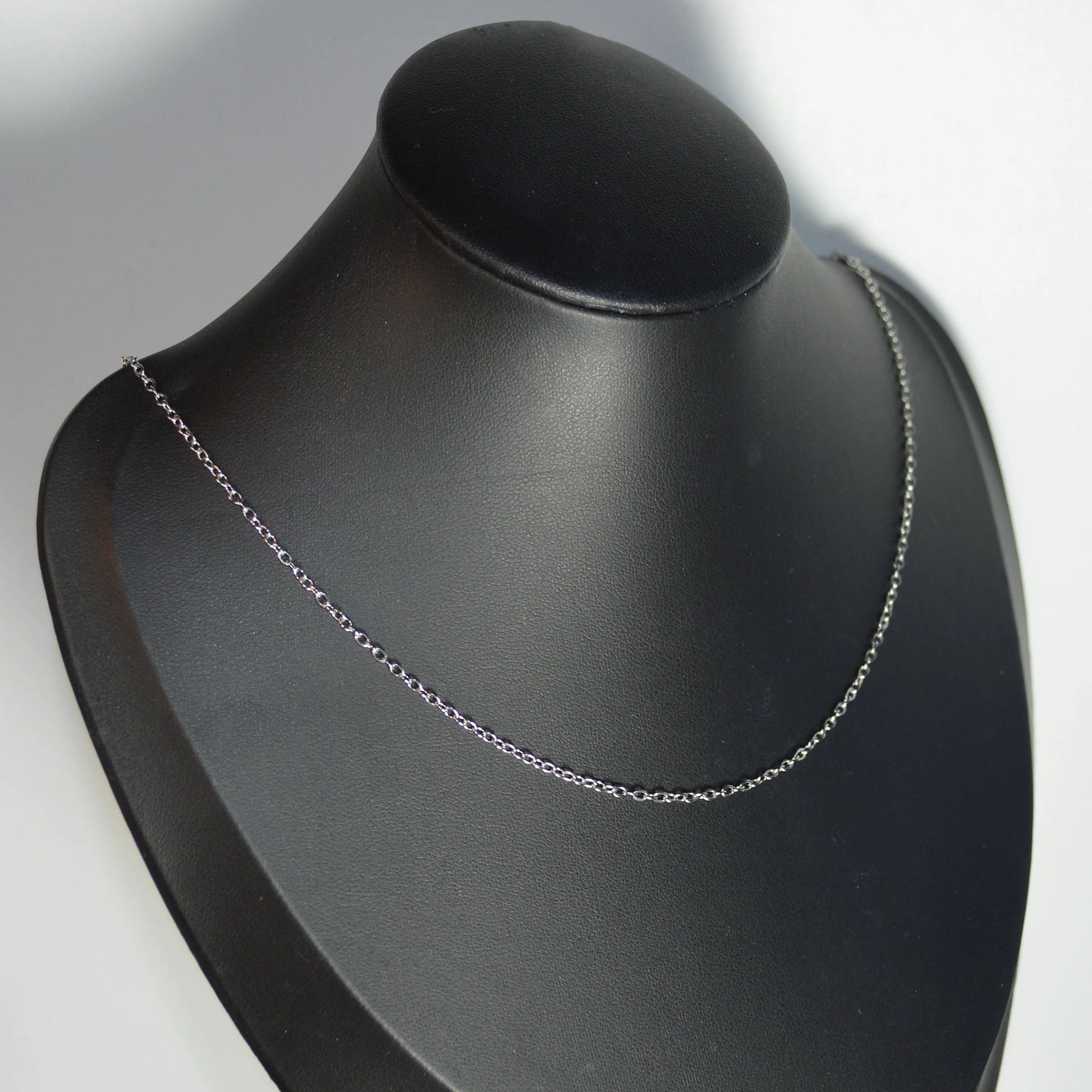 Edelstahl-Forcat-Kette Silber, 50 + 5 cm, seitliche Ansicht auf Büste – elegant, langlebig und verstellbar.