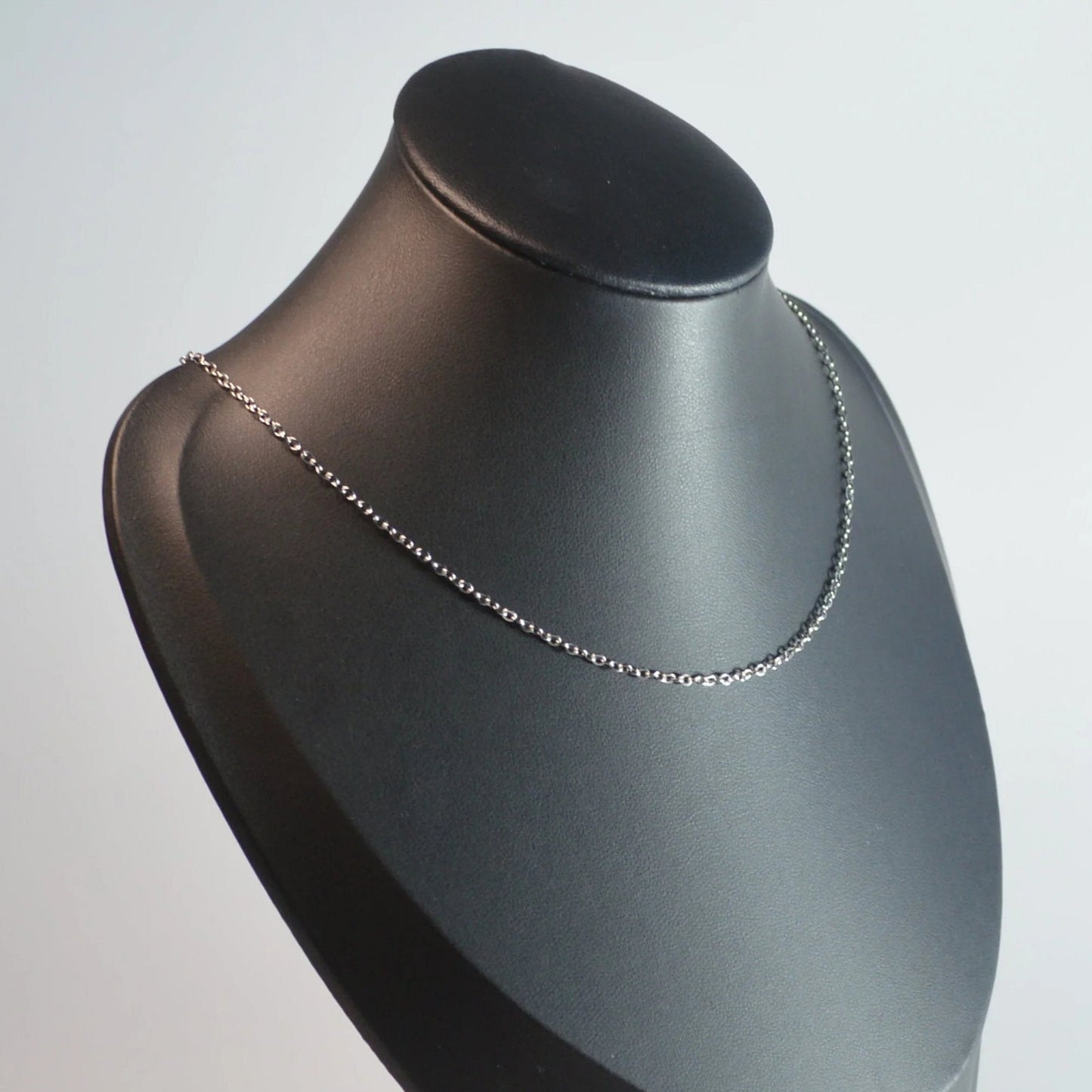 Edelstahl-Forcat-Kette Silber, 45 + 5 cm, seitliche Ansicht auf Büste – elegant, langlebig und verstellbar.